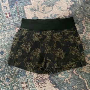 Athleta Trekkie North Short; green; size: 4